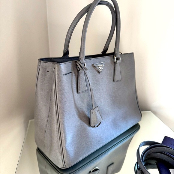 PRADA SAFFIANO LUX TOTE - Picture 2 of 7